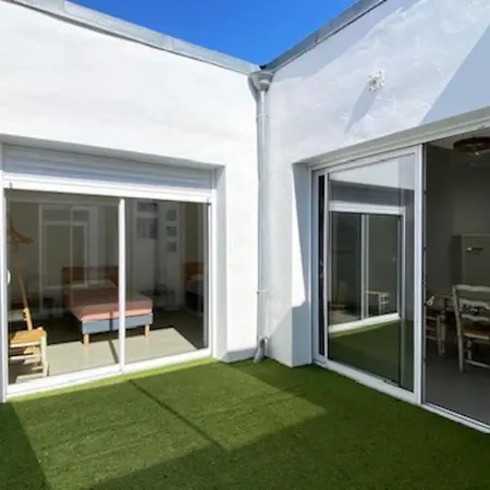 Le Patio Plain-pied Face Port Apartment