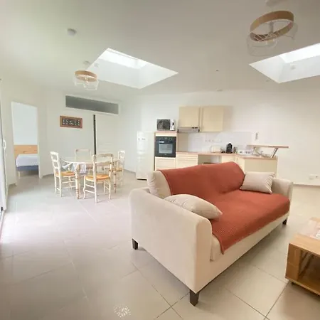Le Patio Plain-pied Face Port Apartment *